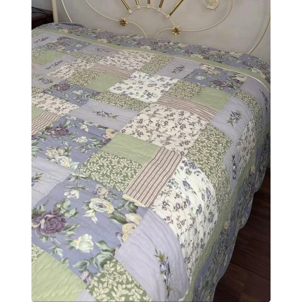 Vintage Floral Patchwork embroidered  Quilt 2 pc. Set Scalloped Edge Cottagecore